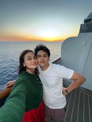 Santai Tanpa Makeup, Luna Maya Makin Glowing di Bulan Madu Eropa