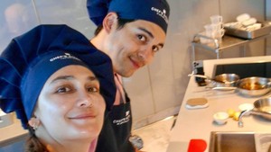 Ikut cooking class bareng di kapal pesiar, makin romantis vibes-nya! Foto: Instagram Luna Maya
