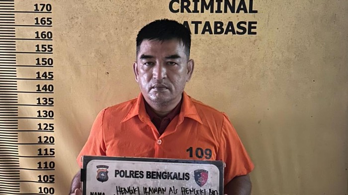 Mantan Kasatpol PP Bengkalis, Hengki Irawan ditetapkan sebagai tersangka dan ditahan. (dok Polres Bengkalis)