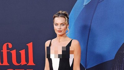 Foto Margot Robbie Pakai Gaun Lawas 27 Tahun Lalu, Belahan Tinggi Jadi Sorotan