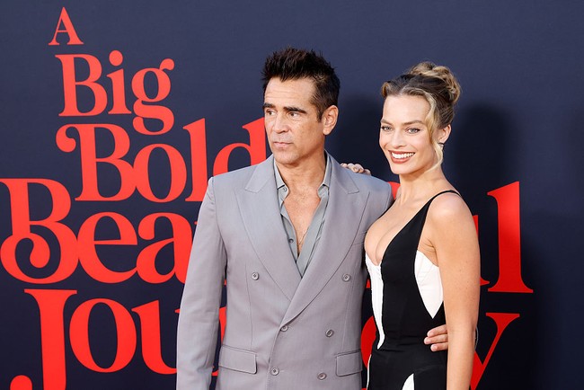 Film A Big Bold Beautiful Journey menandai kembalinya Margot Robbie ke layar lebar setelah sempat mengambil jeda pasca kesuksesan film Barbie (2023) dan kelahiran putra pertamanya tahun lalu. Film garapan Sony Pictures ini menceritakan kisah Sarah (Margot Robbie) dan David (Colin Farrell), yang bertemu di pernikahan teman mereka. Pertemuan itu menyeret keduanya dalam perjalanan magis melalui sebuah pintu misterius di hutan yang bisa membawa mereka kembali ke masa lalu. Foto: Getty Images/TheStewartofNY