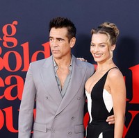 Film A Big Bold Beautiful Journey menandai kembalinya Margot Robbie ke layar lebar setelah sempat mengambil jeda pasca kesuksesan film Barbie (2023) dan kelahiran putra pertamanya tahun lalu. Film garapan Sony Pictures ini menceritakan kisah Sarah (Margot Robbie) dan David (Colin Farrell), yang bertemu di pernikahan teman mereka. Pertemuan itu menyeret keduanya dalam perjalanan magis melalui sebuah pintu misterius di hutan yang bisa membawa mereka kembali ke masa lalu. Foto: Getty Images/TheStewartofNY