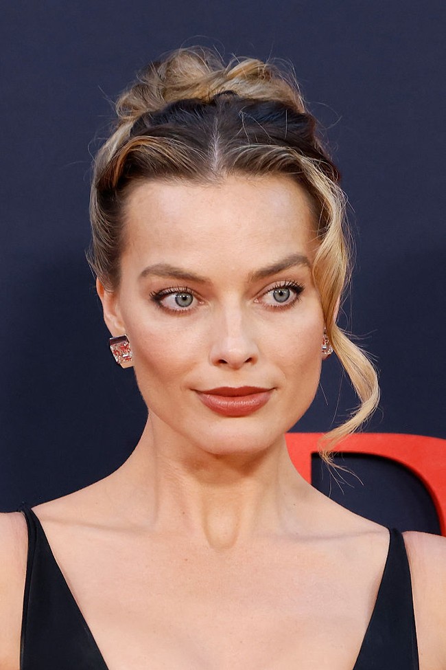 Rambut pirangnya ditata rapi dalam cepol dengan sentuhan gelombang.  Foto: Getty Images/TheStewartofNY