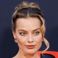 Rambut pirangnya ditata rapi dalam cepol dengan sentuhan gelombang.  Foto: Getty Images/TheStewartofNY