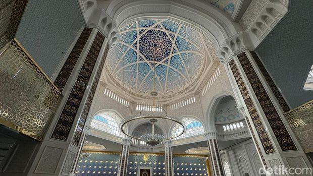 Melihat Republic Kazakhstan Grand Mosque, Masjid Terbesar di Asia Tengah (Yogi/detikcom).