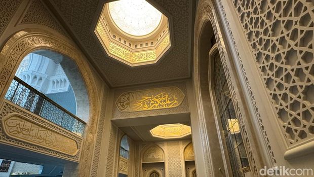 Melihat Republic Kazakhstan Grand Mosque, Masjid Terbesar di Asia Tengah (Yogi/detikcom).