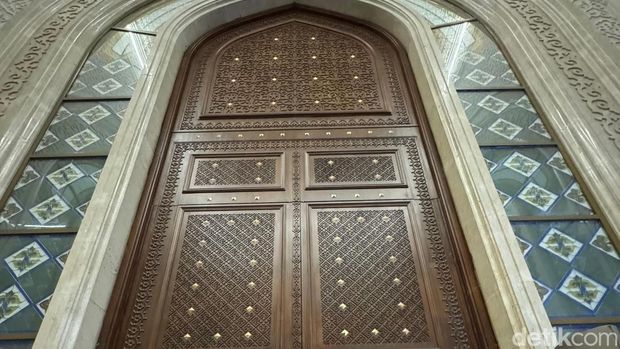 Melihat Republic Kazakhstan Grand Mosque, Masjid Terbesar di Asia Tengah (Yogi/detikcom).