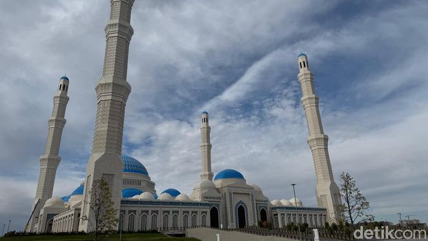 Melihat Republic Kazakhstan Grand Mosque, Masjid Terbesar di Asia Tengah (Yogi/detikcom).