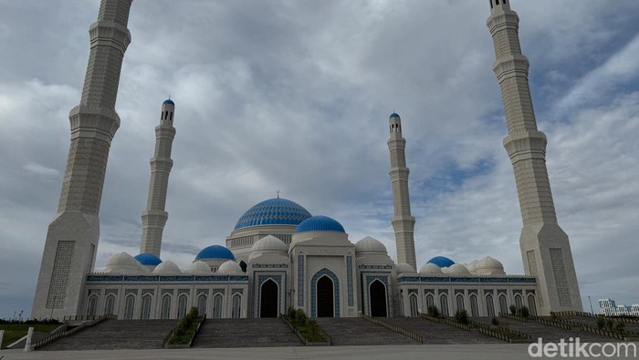 Melihat Republic Kazakhstan Grand Mosque, Masjid Terbesar di Asia Tengah