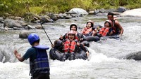 Sejumlah wisatawan meluncur dengan ban karet di objek wisata Botu Kapali River Tubing, Desa Bihe, Kabupaten Gorontalo. Foto: ANTARAFOTO/Adiwinata Solihin