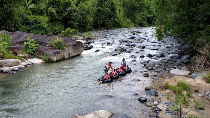 Sejumlah wisatawan meluncur bebas dengan menggunakan ban karet di objek wisata Botu Kapali River Tubing di Desa Bihe, Kabupaten Gorontalo, Gorontalo, Senin (15/9/2025). Objek wisata yang masuk dalam 50 besar Anugerah Desa Wisata (ADWI) 2024 tersebut memiliki panjang jalur 500 meter dan dikelola oleh Pemerintah Desa setempat. ANTARA FOTO/Adiwinata Solihin/nz