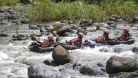 Wisatawan menikmati derasnya arus sungai sepanjang 500 meter di Botu Kapali, destinasi unggulan yang masuk 50 besar Anugerah Desa Wisata 2024. Foto: ANTARAFOTO/Adiwinata Solihin