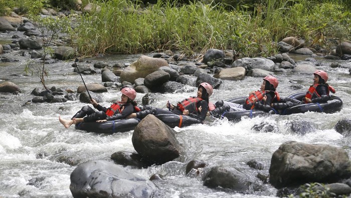Menikmati Petualangan Seru di Botu Kapali River Tubing Gorontalo Sejumlah wisatawan meluncur bebas dengan menggunakan ban karet di objek wisata Botu Kapali River Tubing di Desa Bihe, Kabupaten Gorontalo, Gorontalo, Senin (15/9/2025). Objek wisata yang masuk dalam 50 besar Anugerah Desa Wisata (ADWI) 2024 tersebut memiliki panjang jalur 500 meter dan dikelola oleh Pemerintah Desa setempat. ANTARA FOTO/Adiwinata Solihin/nz