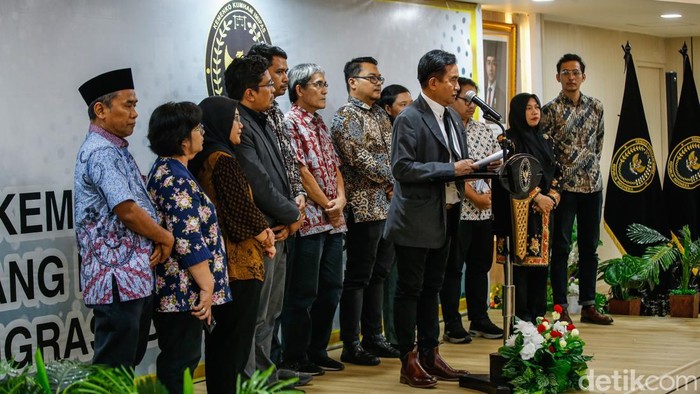 Menko Kumham-Imipas Audiensi dengan Koalisi Sipil Bahas Reformasi Pemilu Menko Kumham-Imipas Yusril Ihza Mahendra memberikan keterangan pers usai audiensi dengan Koalisi Masyarakat Sipil di Jakarta, Selasa (16/9/2025).