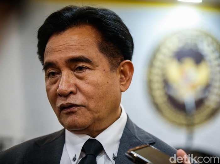 Menko Kumham-Imipas Yusril Ihza Mahendra memberikan keterangan pers usai audiensi dengan Koalisi Masyarakat Sipil di Jakarta, Selasa (16/9/2025).