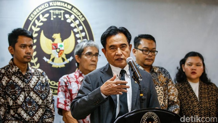 Menko Kumham-Imipas Yusril Ihza Mahendra memberikan keterangan pers usai audiensi dengan Koalisi Masyarakat Sipil di Jakarta, Selasa (16/9/2025).