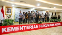 Yusril menyampaikan persamaan pendapat pihaknya dengan masukan yang diterima salah satunya mengenai UU Partai Politik. Menurutnya, partai politik mempunyai peran yang begitu besar sehingga memerlukan kesesuaian dalam pengaturannya.