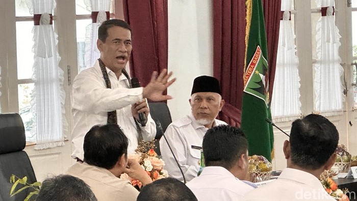 Mentan Andi Amran Sulaiman di Rakor Ketersediaan Pangan se-Sumatera Barat. (Jeka Kampaid/detikSumut)