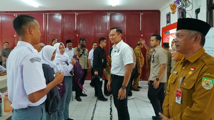 Menteri Koordinator Bidang Infrastruktur dan Pembangunan Kewilayahan, Agus Harimurti Yudhoyono mengunjungi sekolah rakyat di Bengkulu.