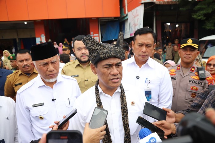 Menteri Pertanian (Mentan) Andi Amran Sulaiman meninjau langsung penyaluran beras Stabilisasi Pasokan dan Harga Pangan (SPHP) di Pasar Lubuk Buaya, Padang, Sumatera Barat, pada Selasa (16/9).