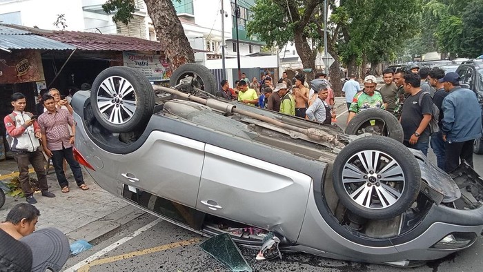 Mobil terbalik di Jalan Putri Hijau, Medan. (Foto: Istimewa)