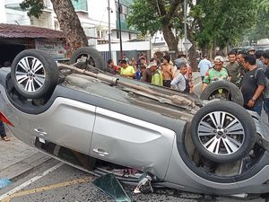 Mobil di Medan Terbalik, Pengendara Dilarikan ke RS