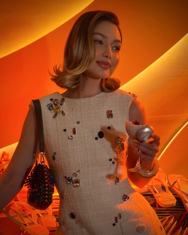  Bob Italia merupakan versi bob klasik yang lebih panjang dan lebih penuh. Secara tradisional, potongan ini tepat di bawah dagu atau setinggi garis rahang, dengan banyak bentuk dan gerakan,” hairstylist Philipp Haug dilansir Cosmopolitan. Foto: Instagram