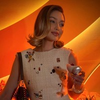  Bob Italia merupakan versi bob klasik yang lebih panjang dan lebih penuh. Secara tradisional, potongan ini tepat di bawah dagu atau setinggi garis rahang, dengan banyak bentuk dan gerakan,” hairstylist Philipp Haug dilansir Cosmopolitan. Foto: Instagram