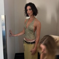 Menurut hair stylist, Italian bob lebih cocok diterapkan pada rambut yang tebal. Tapi untuk kamu yang memiliki rambut tipis, bisa diakali dengan menatanya menggunakan sisir bulat kemudian memakai mousse atau spray dari akar untuk mengangkat rambut. Foto: Instagram