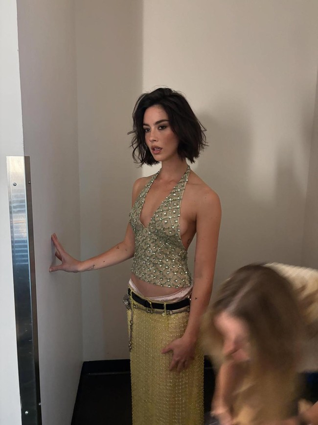 Menurut hair stylist, Italian bob lebih cocok diterapkan pada rambut yang tebal. Tapi untuk kamu yang memiliki rambut tipis, bisa diakali dengan menatanya menggunakan sisir bulat kemudian memakai mousse atau spray dari akar untuk mengangkat rambut. Foto: Instagram