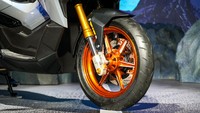 Lanjut ke area kaki-kaki. Bagian ini menjadi kunci dalam transformasi motor. Pelek standar bawaan pabrik dicopot dan diganti dengan pelek racing RCB SP800 14 inci yang dilabur warna oranye cerah. Penggunaan velg RCB SP800 14 inch dan ban Maxxis S98 (depan 110/80-14 dan belakang 130/70-14) Foto: Dok. AHM