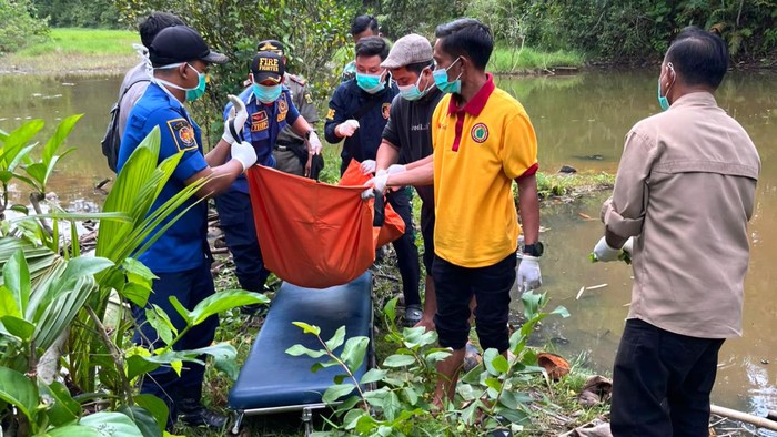 Momen damkar evakuasi jasad lansia di Sagaranten