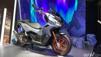 Modifikator memilih bagian-bagian aftermarket yang memberikan sentuhan visual yang unik. Beberapa aksesori fungsional ditambahkan untuk memperkuat kesan tangguh, seperti air scoop, garnish radiator, dan footstep yang didesain khusus. Foto: Ridwan Arifin