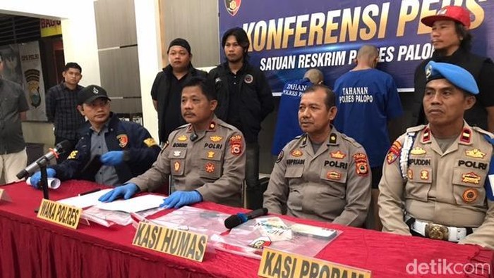 Polisi menangkap dua pria berinisial IB (31) dan MR (19) yang mencuri handphone hingga nyaris memperkosa wanita inisial NF (25) di sebuah kos putri di Kota Palopo.