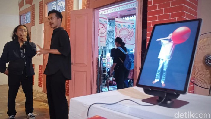Pameran seni rupa bertajuk “Laut Menelanmu di Ujung Dermaga” di Gresik