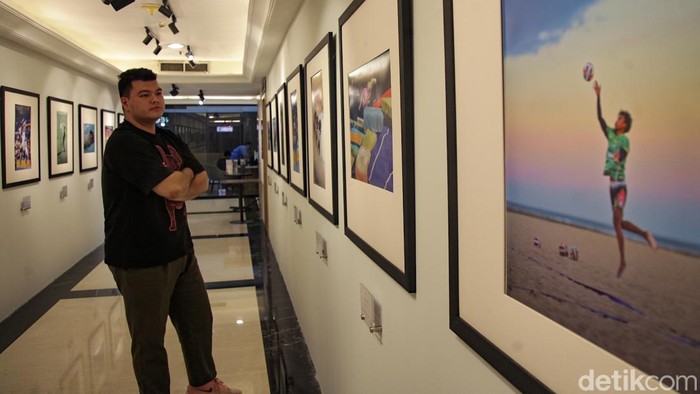 Pengunjung melihat pameran foto Take a Break yang diselenggarakan Fotografer Olahraga Indonesia di Jakarta, Selasa (16/9/2025). Sebanyak 21 fotografer berpartisipasi dalam pameran ini.