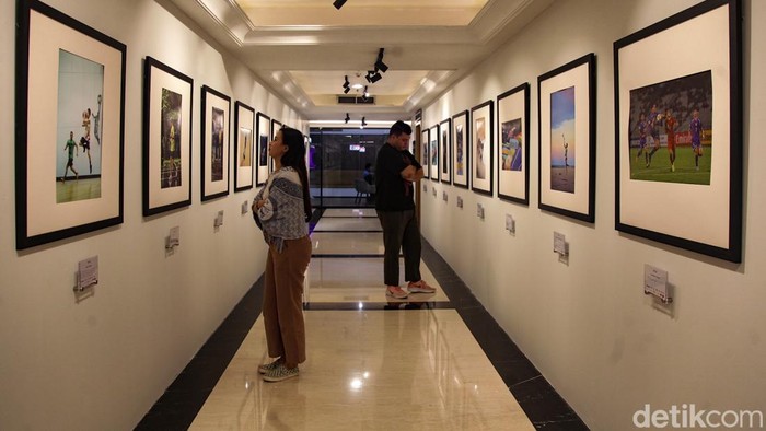 Pengunjung melihat pameran foto Take a Break yang diselenggarakan Fotografer Olahraga Indonesia di Jakarta, Selasa (16/9/2025). Sebanyak 21 fotografer berpartisipasi dalam pameran ini.