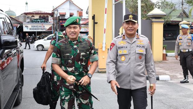 Pangdam XIX/Tuanku Tambusai, Mayjen TNI Agus Hadi Waluyo, mengunjungi Polda Riau, Selasa (15/9/2025). Mayjen TNI Agus Hadi Walyuo dan rombongan disambut hangan Kapolda Riau Irjen Herry Heryawan.