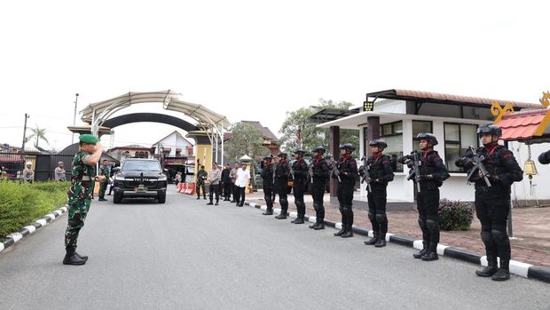Pangdam XIX/Tuanku Tambusai, Mayjen TNI Agus Hadi Waluyo, mengunjungi Polda Riau, Selasa (15/9/2025). Mayjen TNI Agus Hadi Walyuo dan rombongan disambut hangan Kapolda Riau Irjen Herry Heryawan.