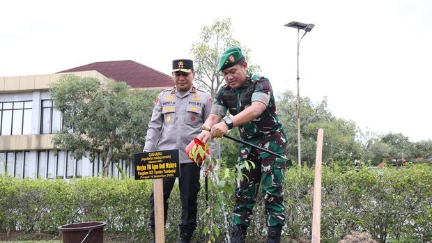 Pangdam XIX/Tuanku Tambusai, Mayjen TNI Agus Hadi Waluyo, mengunjungi Polda Riau, Selasa (15/9/2025). Mayjen TNI Agus Hadi Walyuo dan rombongan disambut hangan Kapolda Riau Irjen Herry Heryawan.