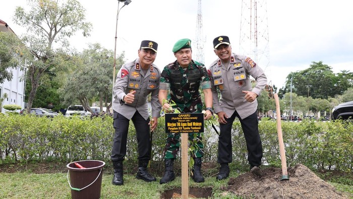 Pangdam XIX/Tuanku Tambusai, Mayjen TNI Agus Hadi Waluyo, mengunjungi Polda Riau, Selasa (15/9/2025). Mayjen TNI Agus Hadi Walyuo dan rombongan disambut hangan Kapolda Riau Irjen Herry Heryawan.