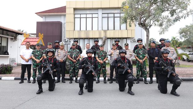 Pangdam XIX/Tuanku Tambusai, Mayjen TNI Agus Hadi Waluyo, mengunjungi Polda Riau, Selasa (15/9/2025). Mayjen TNI Agus Hadi Walyuo dan rombongan disambut hangan Kapolda Riau Irjen Herry Heryawan.