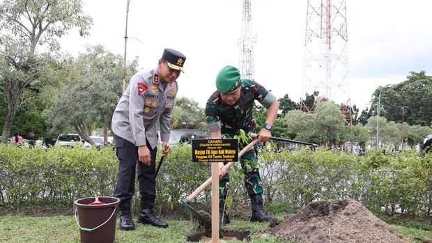 Pangdam XIX/Tuanku Tambusai, Mayjen TNI Agus Hadi Waluyo, mengunjungi Polda Riau, Selasa (15/9/2025). Mayjen TNI Agus Hadi Walyuo dan rombongan disambut hangan Kapolda Riau Irjen Herry Heryawan.