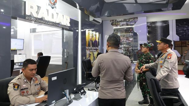 Pangdam XIX/Tuanku Tambusai, Mayjen TNI Agus Hadi Waluyo, mengunjungi Polda Riau, Selasa (15/9/2025). Mayjen TNI Agus Hadi Walyuo dan rombongan disambut hangan Kapolda Riau Irjen Herry Heryawan.