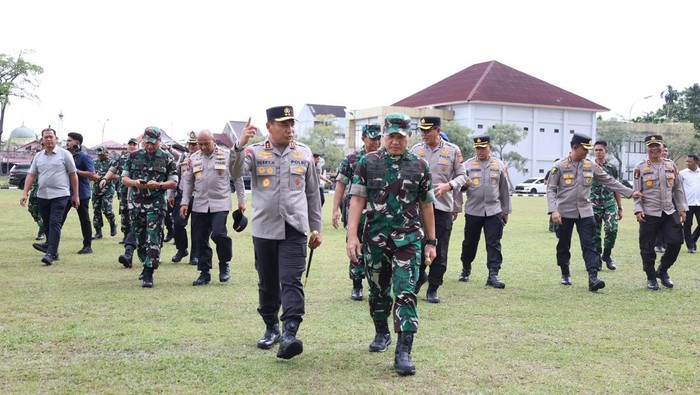 Pangdam XIX/Tuanku Tambusai, Mayjen TNI Agus Hadi Waluyo, mengunjungi Polda Riau, Selasa (15/9/2025). Mayjen TNI Agus Hadi Walyuo dan rombongan disambut hangan Kapolda Riau Irjen Herry Heryawan.