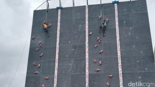Atlet Buleleng, Ni Made Maylia Ardani Putri (kiri) melawan atlet Badung, Ni Made Rai Anggreni di Wall Climbing Lapangan Umum Kediri, Tabanan, Selasa (16/9/2025).