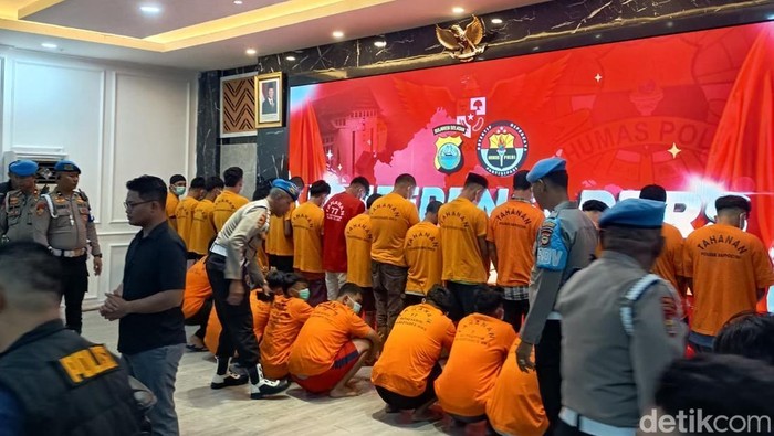 Para tersangka kerusuhan saat demo di Makassar dihadirkan di Mapolda Sulsel.