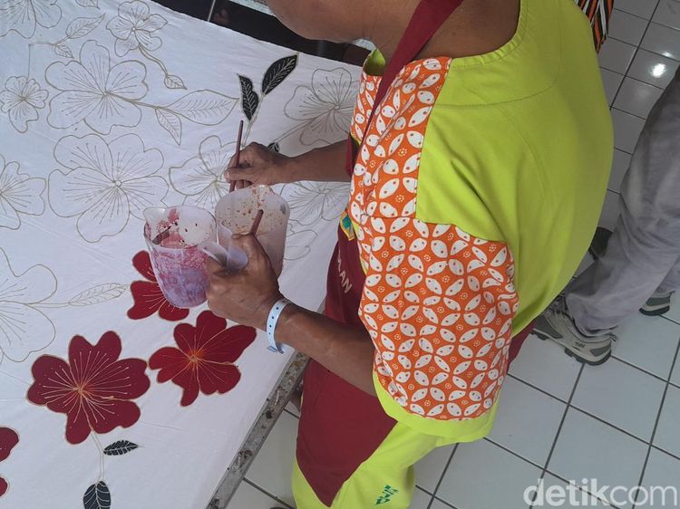 Foto: Aktivitas Pasien RSJ di Solo Agar Produktif, Bertani sampai Membatik