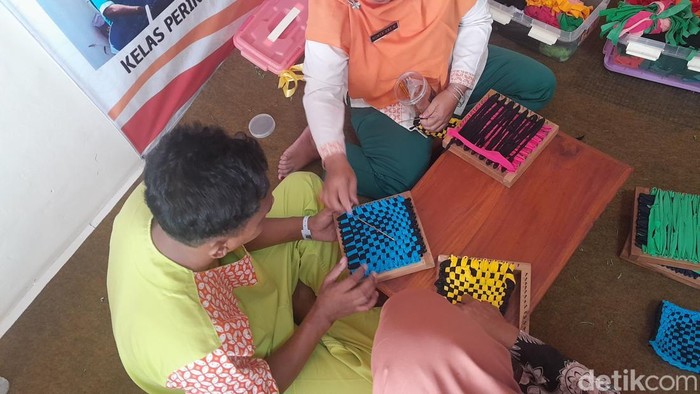 Pasien RSJ di Solo berkarya.