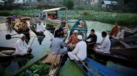 Pasar terapung ini menjadi tradisi turun-temurun masyarakat Kashmir yang berlangsung sejak ratusan tahun lalu. Aktivitas jual beli dimulai sejak fajar, ketika perahu-perahu pedagang memenuhi perairan dan menawarkan dagangan mereka kepada pembeli maupun pedagang lain. REUTERS/Sharafat Ali